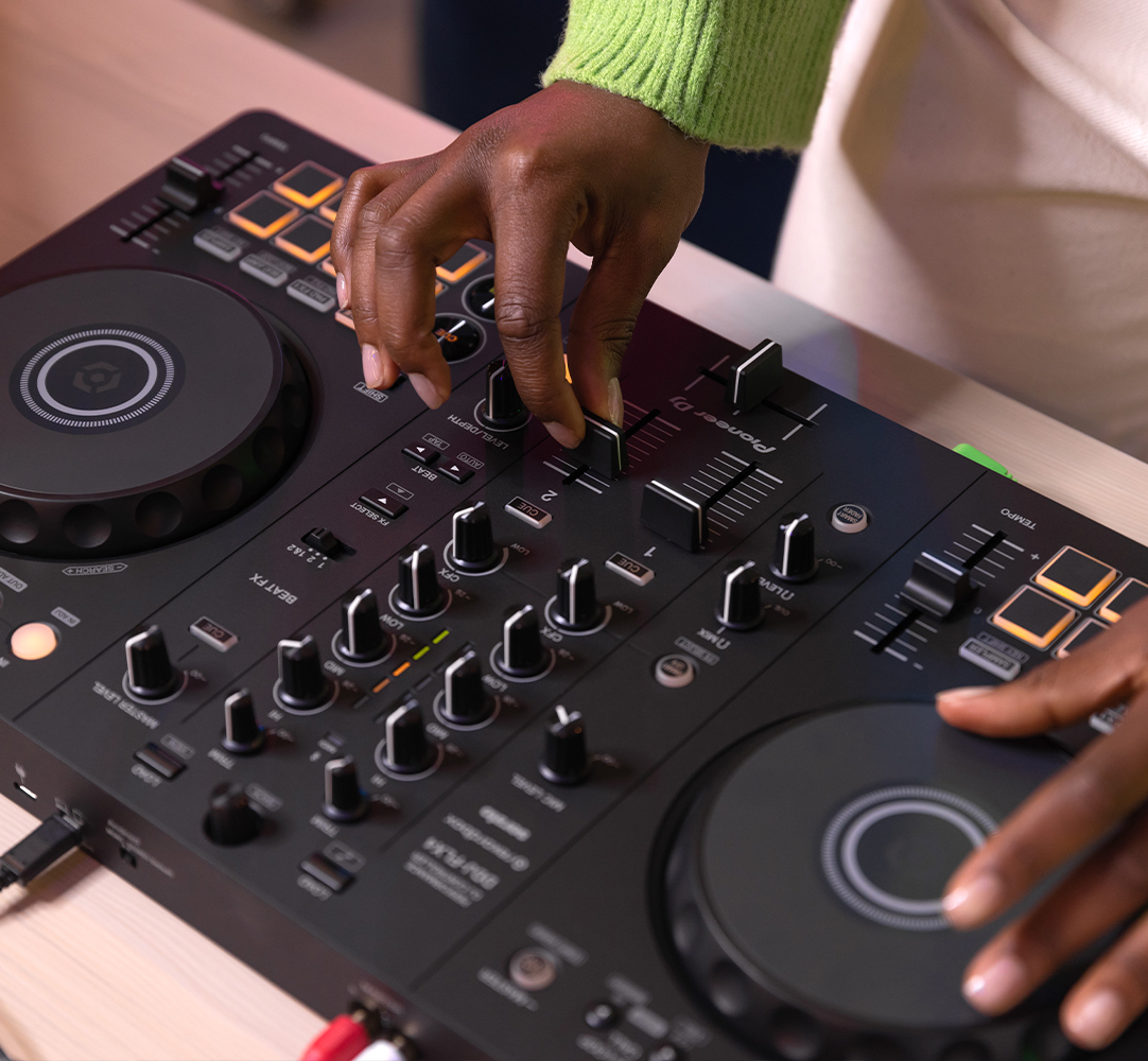 DDJ-FLX4 - 2-channel DJ controller for multiple DJ applications DDJ-FLX4 - 2-channel DJ controller for multiple DJ applications