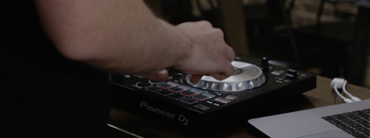 DDJ-SB3 2-channel DJ controller for Serato DJ Lite (black DDJ-SB3 2-channel DJ controller for Serato DJ Lite (black