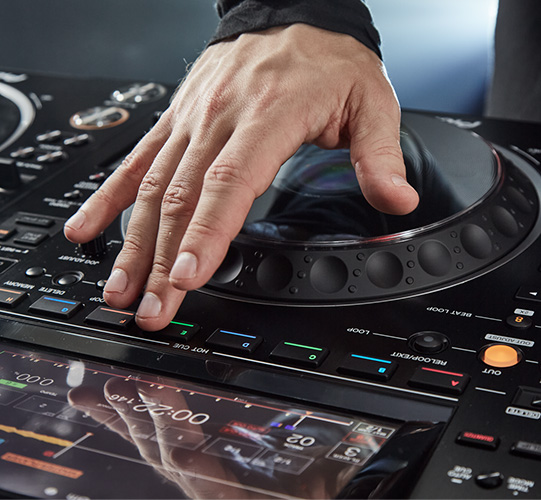 Pioneer DJ CDJ-3000 Professional DJ Multiplayer with 9-Inch Touch Screen