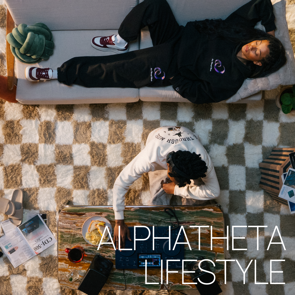 AlphaTheta、初のアパレルアイテムを発売 「音楽をまとう」をコンセプトに「One Through Music コレクション」展開